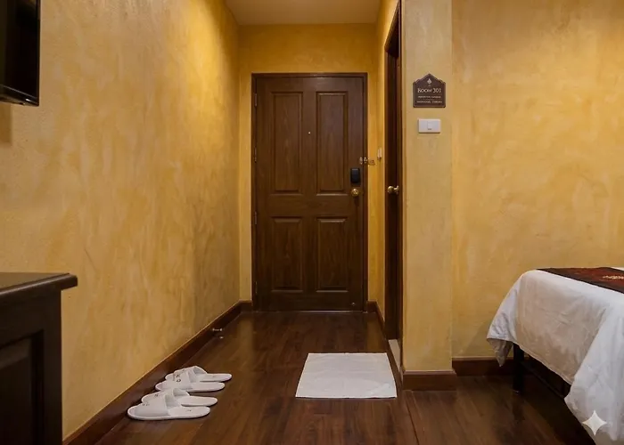 Chaba Silom Hotel 3*